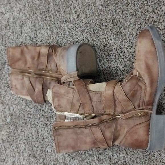 Cutest Roxy boots - Picture 2 of 4